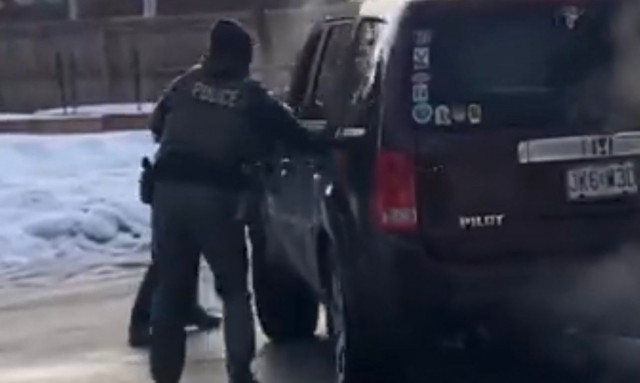 ΗΠΑ: Η στιγμή που πράκτορας της ICE πυροβολεί και σκοτώνει γυναίκα οδηγό  - Σκληρό βίντεο