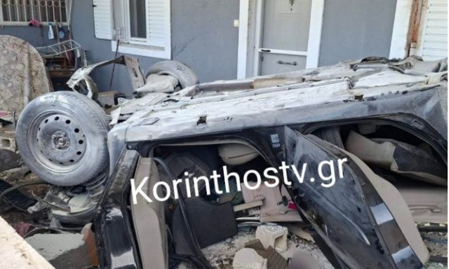 Τροχαίο στην Κορινθία: Αυτοκίνητο κατέληξε σε σπίτι - Δύο σοβαρά τραυματίες