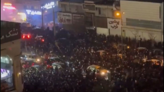 Η νύχτα «μυρίζει μπαρούτι» στο Ιράν: Κατέλαβαν πόλεις οι αντιφρονούντες - Κόπηκε το ίντερνετ