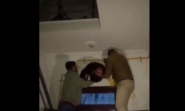 Κλέφτης για... κλάματα: Σφήνωσε στον εξαερισμό - Τον απεγκλώβισε η αστυνομία (video)