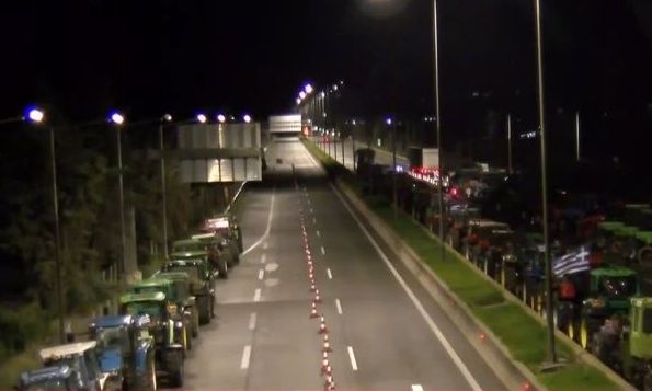 Μπλόκα αγροτών: Κλούβες των ΜΑΤ και δυνάμεις της ΟΠΚΕ στα διόδια των Αφιδνών