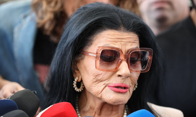 Στο νοσοκομείο η Ζωζώ Σαπουντζάκη – «Οι γιατροί λένε ότι είναι μια χαρά», αναφέρει φίλη της