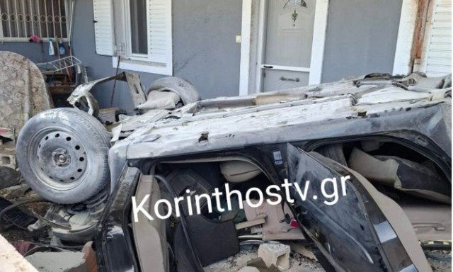 Κορινθία: Νεκροί οι τραυματίες του τροχαίου στα Εξαμίλια - Το αυτοκίνητό τους «καρφώθηκε» σε σπίτι