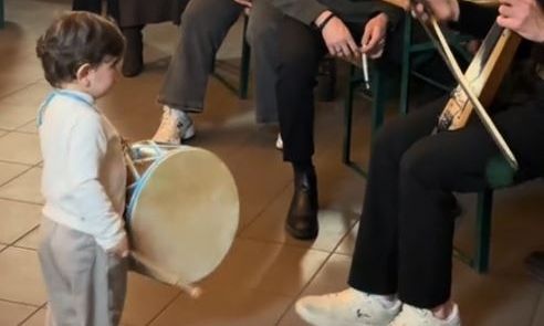 Ο δίχρονος που ξεσήκωσε το TikTok με το νταούλι του - Δείτε βίντεο