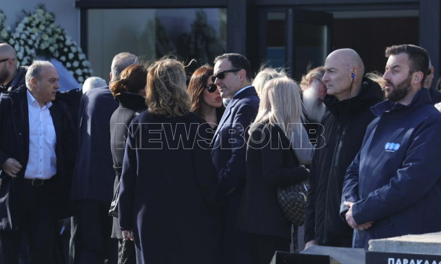 Γιώργος Παπαδάκης: Σε κλίμα συγκίνησης η κηδεία του στο Αποτεφρωτήριο Ριτσώνας - Εικόνες