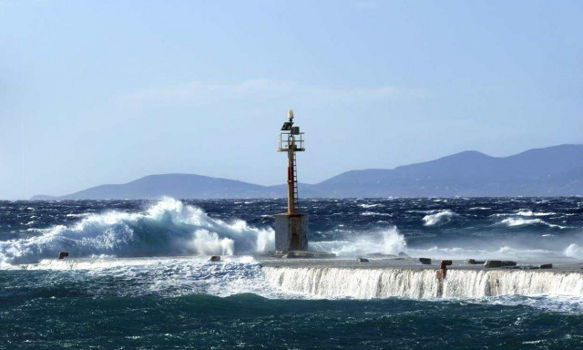 Παραδομένη στη «μανία» των ανέμων η Τήνος - Βίντεο