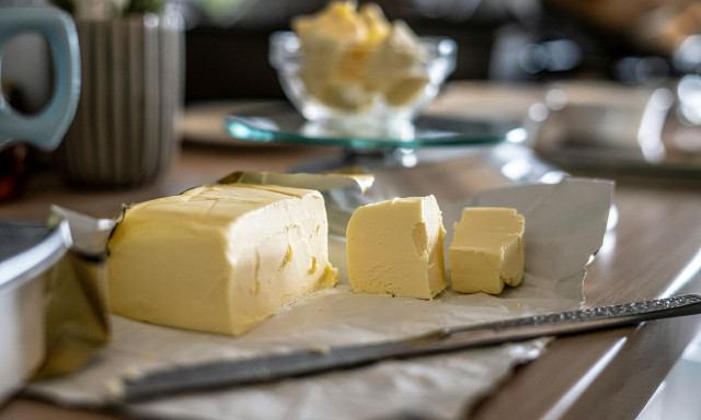 Οι ΗΠΑ ωθούν τους Αμερικανούς να τρώνε περισσότερο βούτυρο - Ειδικός εξηγεί γιατί αυτό είναι λάθος