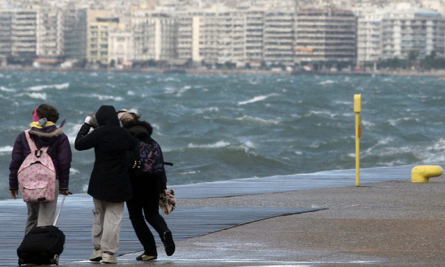 Καιρός αύριο: Πτώση της θερμοκρασίας με ισχυρούς ανέμους και βροχές στα νησιά