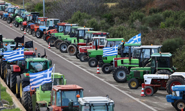 Μπλόκα αγροτών: Σε ποια σημεία του οδικού δικτύου συνεχίζονται οι αποκλεισμοί