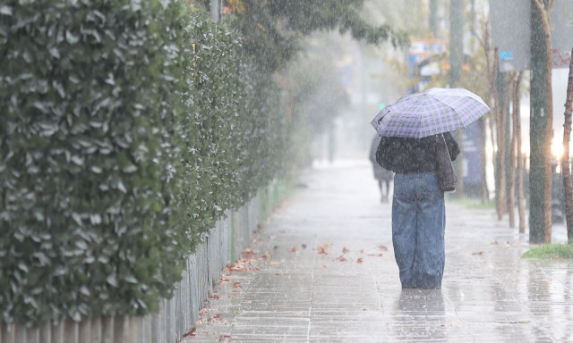 Καιρός: Προ των πυλών η πρώτη ψυχρή εισβολή του 2026 - Πτώση της θερμοκρασίας μέχρι και 12 βαθμούς