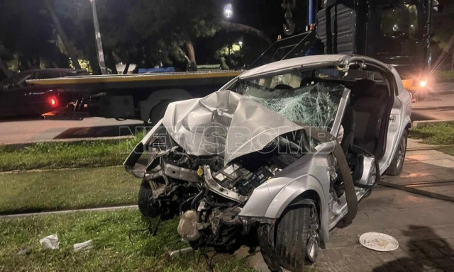 Νέα Σμύρνη: Η στιγμή που το ΙΧ «καρφώνεται» με ταχύτητα στην κολόνα του τραμ - Πώς έγινε το τροχαίο