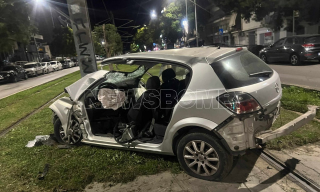 Νέα Σμύρνη: Η στιγμή που το ΙΧ «καρφώνεται» με ταχύτητα στην κολόνα του τραμ