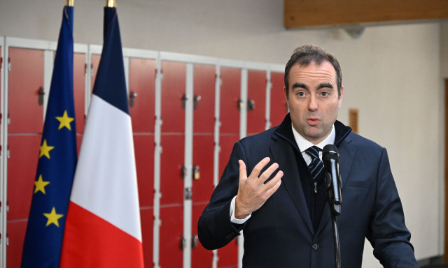 Γαλλία: Σενάρια για πρόωρες βουλευτικές εκλογές τον Μάρτιο – Υπό ασφυκτική πίεση ο Λεκορνί