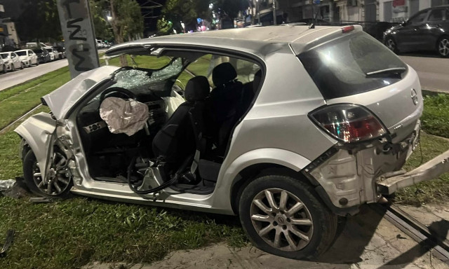 Νέα Σμύρνη: Η στιγμή που το ΙΧ «καρφώνεται» με ταχύτητα στην κολόνα του τραμ