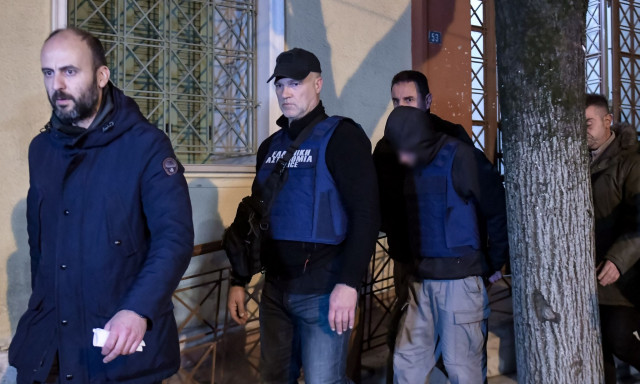 Σέρρες: Συγκέντρωση πολιτών έξω από τα Δικαστήρια που απολογείται ο 16χρονος