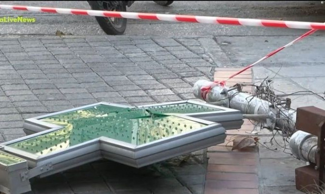 Κυψέλη: «Επέστρεφε σπίτι και έπεσε πάνω της ο σταυρός του φαρμακείου», λέει ο πατέρας της 16χρονης