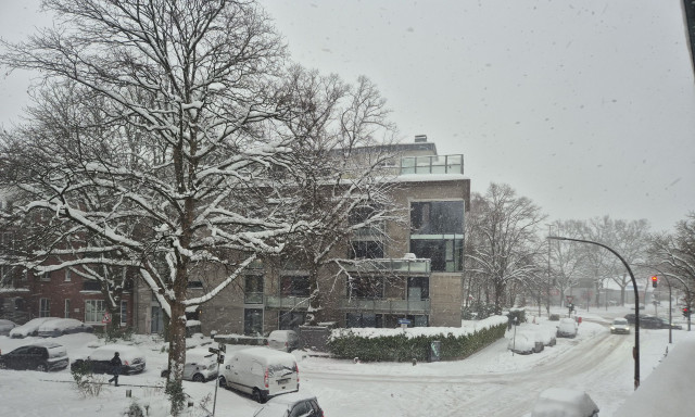 Γερμανία: Χάος σε σιδηρόδρομους και οδικό δίκτυο έφεραν οι χιονοπτώσεις της κακοκαιρίας «Elli»