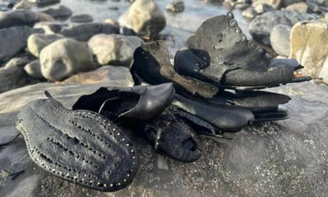 Περισσότερα από 400 παπούτσια του 19ου αιώνα ξεβράστηκαν σε παραλία