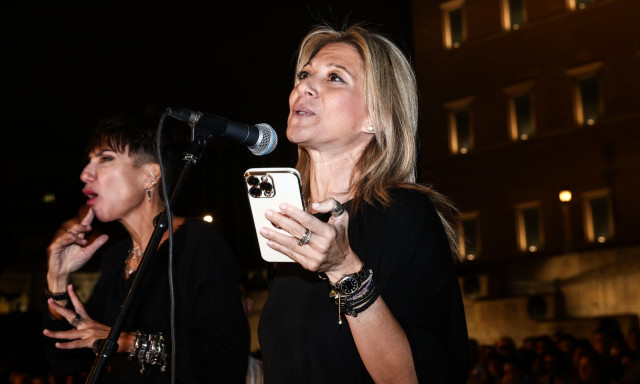 Καρυστιανού: «Καπηλεύεται την ιστορία των Τεμπών», λέει συγγενής θύματος της τραγωδίας