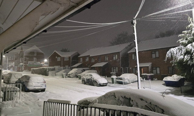 Αντιμέτωπη με τη «σφοδρότερη χιονόπτωση της δεκαετίας» η Βρετανία: Χωρίς ρεύμα χιλιάδες πολίτες
