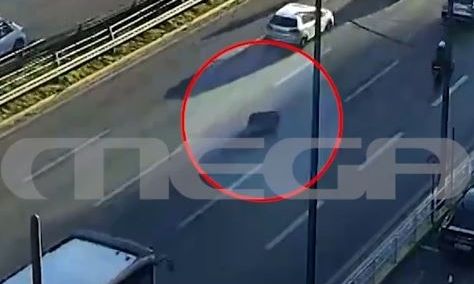 Λεωφόρος Συγγρού: Τηλεόραση «πέταξε» από σχάρα αυτοκινήτου