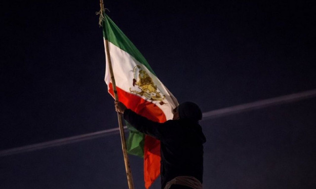 Ιράν: Στους δρόμους οι πολίτες – Κυματίζουν την προεπαναστατική σημαία – Σε δύσκολη θέση οι μουλάδες