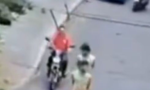 Απίστευτες εικόνες στην Κολομβία: Έγδυσαν και έβαψαν τους κλέφτες - Τους έβγαλαν στους δρόμους