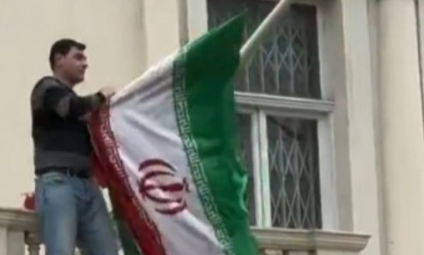 Ιράν: Διάβημα στον Βρετανό πρέσβη μετά την απομάκρυνση της ιρανικής σημαίας από διαδηλωτή