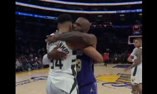 Αντετοκούνμπο: Πήρε φανέλα του ΛεΜπρον – «Ποτέ δεν ξέρεις αν θα είναι το τελευταίο μεταξύ μας ματς»