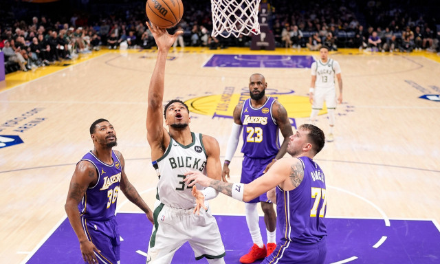 Γιάννης Αντετοκούνμπο: Οι άμυνές του στον ΛεΜπρον έφεραν τον θρίαμβος των Μπακς επί των Λέικερς!