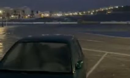 Τήνος: Συγκρούστηκαν αυτοκίνητα από τα κύματα στο λιμάνι - Βίντεο