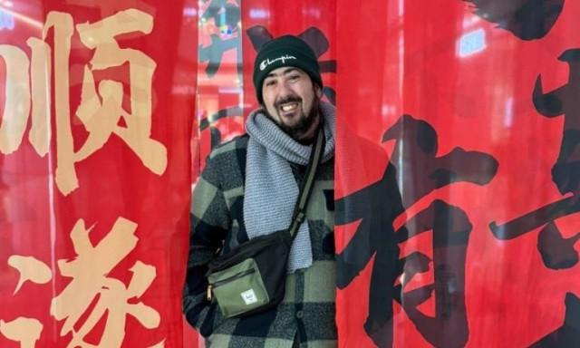 Ο Κρητικός καθηγητής που έμαθε το Πεκίνο να χορεύει πεντοζάλι