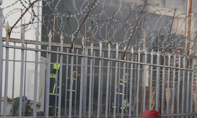 Φωτιά τώρα σε αποθήκες επιχείρησης στο Κορωπί