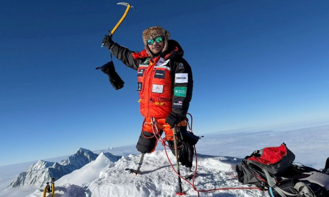 Ιστορικό κατόρθωμα: Στις «7 κορυφές» του κόσμου ο πρώτος ορειβάτης με διπλό ακρωτηριασμό