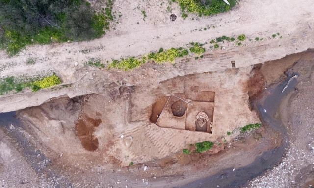 Ραφήνα: Σπάνια ταφή σε πίθο από την Εποχή του Χαλκού ήρθε στο φως - Νέα δεδομένα για τα ταφικά έθιμα