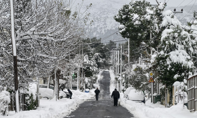 Καιρός: Νέα επιδείνωση το επόμενο 24ωρο με κατακόρυφη πτώση του υδραργύρου - Πού θα χιονίσει