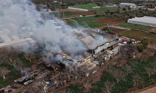 Κορωπί: Ολοσχερώς καταστράφηκαν δύο αποθήκες από μεγάλη πυρκαγιά