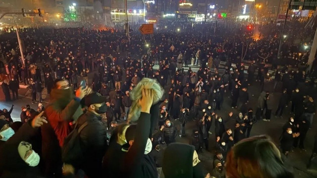 «Νύχτα τρόμου» στο Ιράν: Εκατοντάδες χιλιάδες στους δρόμους - Συγκρούσεις και εκατόμβη νεκρών