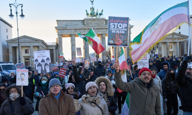 Ιράν: Από το Παρίσι μέχρι το Λονδίνο βγήκαν στους δρόμους - Απαγόρευση στην Κωνσταντινούπολη
