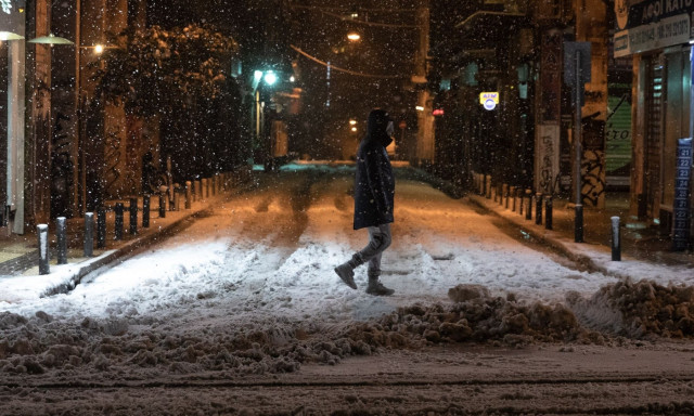 Στα «λευκά» η Στερεά Ελλάδα: Έντονη χιονόπτωση σε Εύβοια και Καρπενήσι - Βίντεο