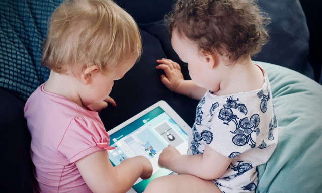 Οθόνες vs ομιλία: Οι 5 ώρες μπροστά στην οθόνη «φρενάρουν» το λεξιλόγιο των παιδιών κάτω των 5 ετών