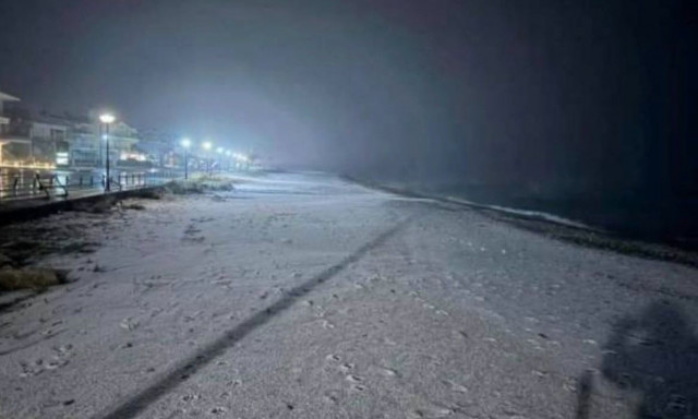 Καβάλα: Το «έστρωσε» δίπλα στο κύμα στην παραλία Ορφανίου