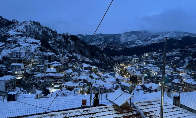 Χιόνια στη βόρεια Ελλάδα: Αλυσίδες στα ορεινά και κλειστά σχολεία σε Δράμα και Ξάνθη