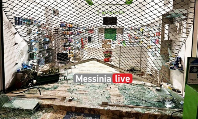 Θρασύτατη ληστεία στη Μεσσήνη: Εισέβαλαν με αγροτικό σε βιτρίνα φαρμακείου για 200 ευρώ