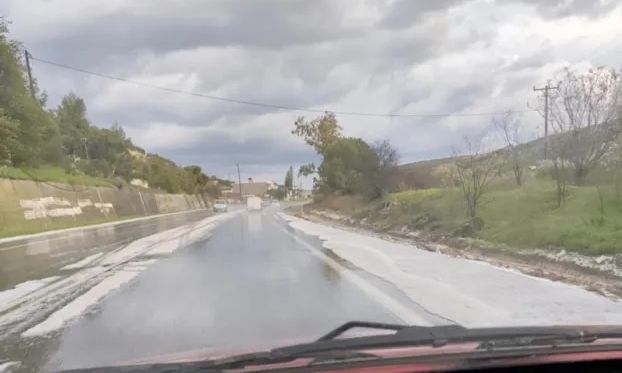 Καιρός: Πτώση της θερμοκρασίας με έντονη χαλαζόπτωση στο Ηράκλειο και χιόνια στα ορεινά