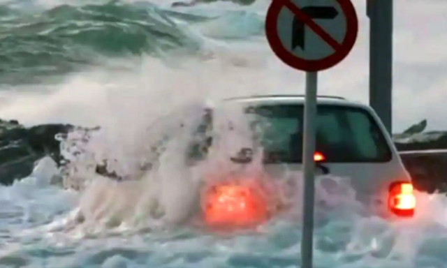 Τήνος: Οδηγός ρίσκαρε τη ζωή του για να σώσει το αυτοκίνητό του από τα κύματα - Βίντεο