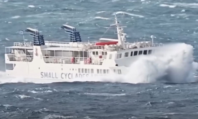 O «Σκοπελίτης» παλεύει με τα κύματα εν μέσω θαλασσοταραχής στο Αιγαίο - Δείτε βίντεο