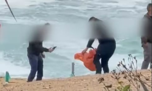 Κύπρος: Βίντεο δείχνει τέσσερις άνδρες να κλωτσούν θαλάσσια χελώνα σε παραλία