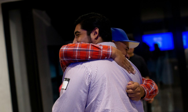 10 λίρες για φίλους και συγγενείς: Πώς λειτουργεί ο «φόρος αγκαλιάς» στα βρετανικά αεροδρόμια