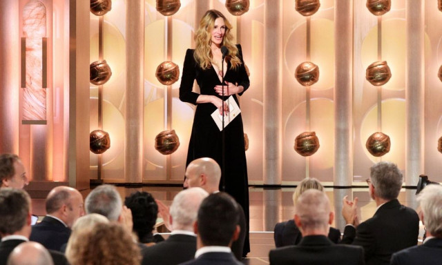 Τζούλια Ρόμπερτς: Αποθεώθηκε στις Χρυσές Σφαίρες - «Τι στο καλό συμβαίνει αυτή τη στιγμή;»